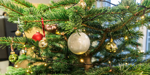 Blick in einen mit Kugeln geschmückten Weihnachtsbaum