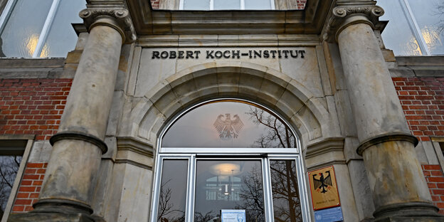 Eingang des Robert Koch-Instituts in Berlin