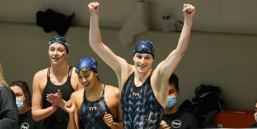 Gold über 400 Meter Freistil: trans Schwimmerin Lia Thomas (r.) gewinnt bei den US-College-Meisterschaften.