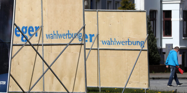 Rostock 2019: Zu sehen sind die Rückseiten von Großplakat-Gestellen, die durch eine Aufschrift für Wahlwerbung reserviert sind.