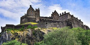 Das Schloss von Edinburgh auf einem Hügel.