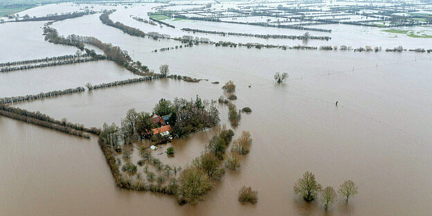 Nahe der Weser in Niedersachsen steht ein Bauernhof unter Wasser.