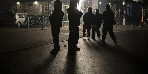 Polizisten bewachen die Hobrechtstraße in Berlin-Neukölln.