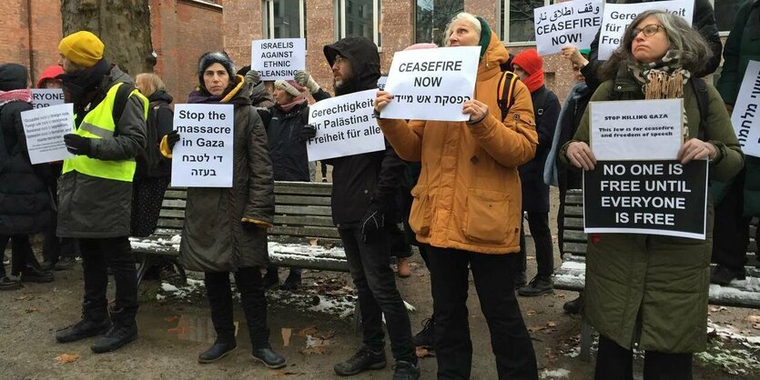 DemonstratInnen mit Schildern, u. a. "Ceasefire now"