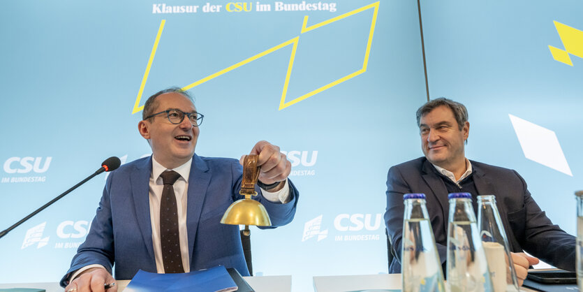 Markus Söder und Alexander Dobrindt sitzen zum Auftakt der Winterklausur der CSU im Bundestag auf ihrem Platz im Sitzungssaal