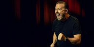 Ricky Gervais schreit auf einer Bühne