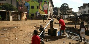 Kinder holen Wasser in Harare.
