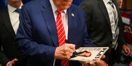 Trump signiert ein Playboy-Magazin