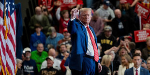 Trump streck rechte Faust in die Höhe