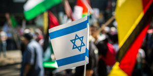 Israelfahne am Rande einer Demonstration in Berlin