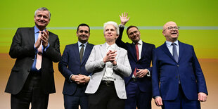 Die FDP-Politiker Hans-Ulrich Rülke (l-r), FDP-Fraktionsvorsitzender im Landtag von Baden-Württemberg, Bijan Djir-Sarai, Generalsekretär der FDP, Marie-Agnes Strack-Zimmermann, FDP-Präsidiumsmitglied, Christian Lindner, Bundesvorsitzender der FDP, und Michael Theurer, Landesvorsitzender der FDP Baden-Württemberg, stehen beim Dreikönigstreffen der FDP im Opernhaus auf der Bühne.