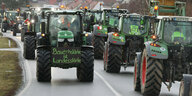 Traktoren mit Protestschildern fahren auf einer Thüringer Landstraße