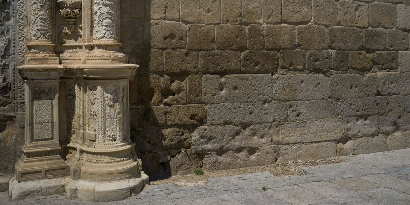 Einschusslöcher aus der Zeit des spanischen Bürgerkriegs im Gebäude des Museums "Santa Cruz" in Toledo