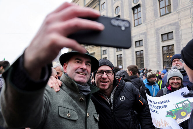 Hubert Aiwanger macht ein Selfie