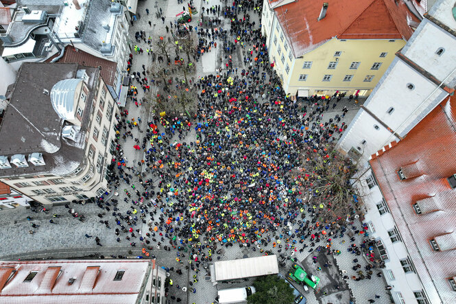 Ein Platz voller Menschen