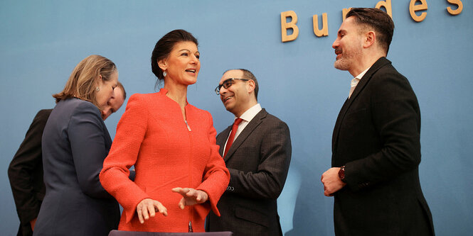 Sahra Wagenknecht (in rotem Kostüm) und andere in der Bundespressekonferenz