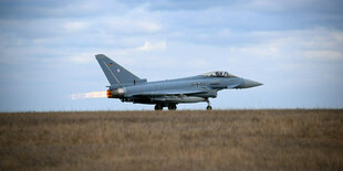 Ein Eurofighter beim Start auf einem Rollfeld