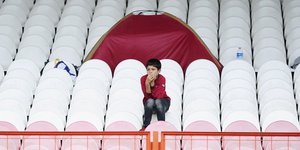 Ein junger Syrer wartet in einem Stadion in Edirne auf die weiterreise nach Griechenland bzw. Bulgarien.