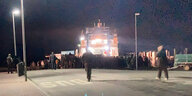 Szene von Protest gegen Habeck am Fährhafen Schlüttsiel