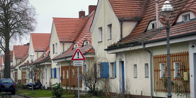 Ein paar Reihenhäuser mit kleine Vorgärten: die kleine Siedlung Am Steinberg in Berlin-Tegel