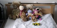Kinderspielzeug auf einem Krankenhausbett