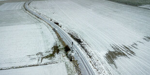 Bahngleise in einer Winterlandschaft