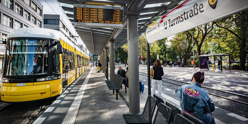 Tram hält an Haltestelle Turmstraße