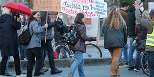 Menschen auf einer Querdenker-Demo in Göttingen gegen Corona-Maßnahmen.