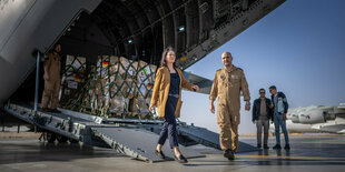 Außenministerin Baerbock läuft die Rampe eines Bundeswehrfliegers herunter.