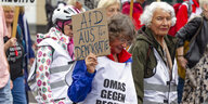 Ältere Frauen mit Anti-AfD Demonstrationsplakaten.