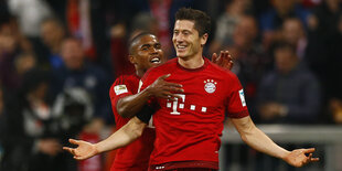 Robert Lewandowski bejubelt mit Douglas Costa eines seiner fünf Tore.