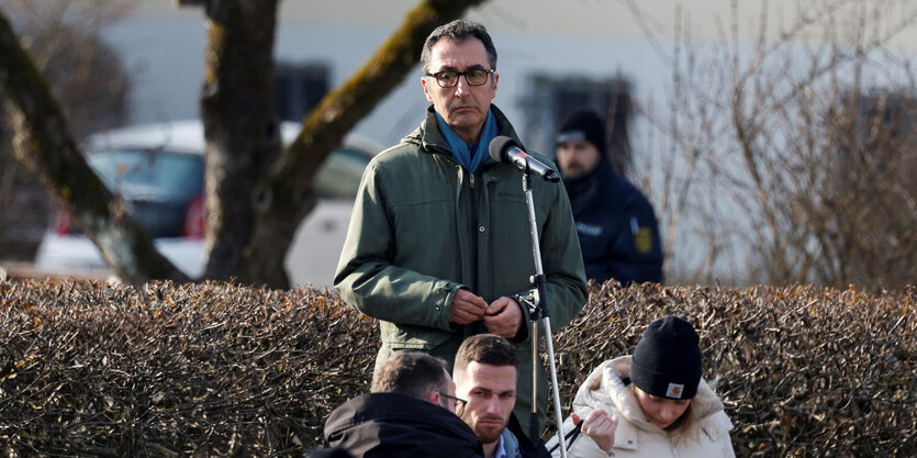 Cem Özdemir hört einer Bauernkundgebung in Ellwangen zu