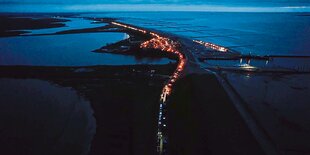 Blick von oben auf eine Straße voller Traktoren auf einer Insel