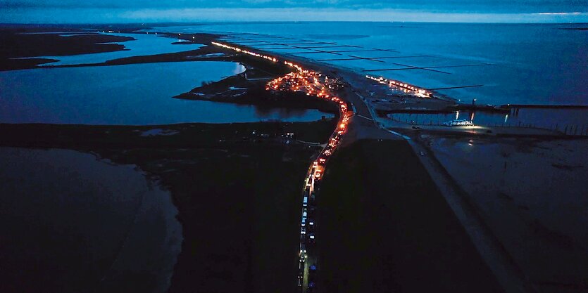 Blick von oben auf eine Straße voller Traktoren auf einer Insel