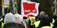 Protestzug mit Verdi Flaggen ziehen durch die Frankfurter Innenstadt