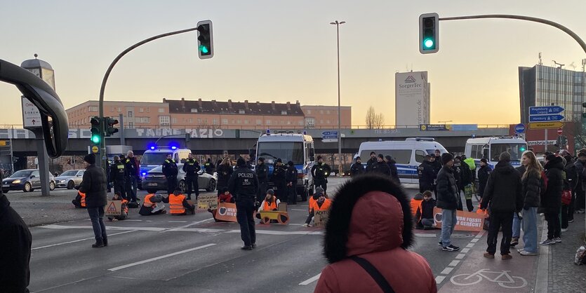 Letzte Generation blockiert Berliner Straßenkreuzung