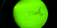 Fliegender Eurofighter gesehen durch ein Nachtsichtgerät - zeigt die Betankung in der Luft