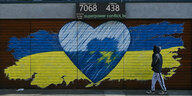 Ein Wandbild zeigt ein Herz in den ukrainischen Nationalfarben Gelb und Blau.