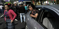 Zwei indigene Frauen bei einem Marsch zur Unterstützung des gewählten Präsidenten: eine Frau schaut aus dem Fenster eines Autos