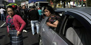 Zwei indigene Frauen bei einem Marsch zur Unterstützung des gewählten Präsidenten: eine Frau schaut aus dem Fenster eines Autos