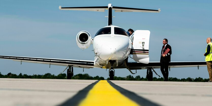 Ein Privatjet am Flughafen Düsseldorf