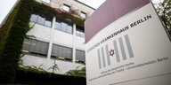 Das Schild des jüdischen Krankenhaus Berlins, dahinter ein Betongebäude