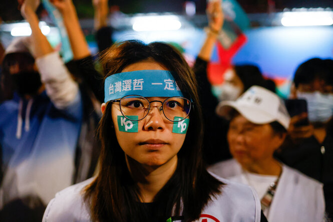 Eine junge Frau mit STirnband und taiwanesischer Schrift , die Wangen sich auch beklebt