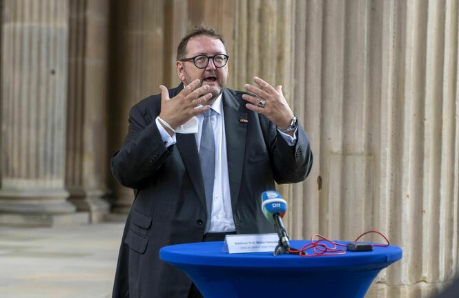 Walter Homolka, immer noch Lehrstuhlinhaber der Jüdischen Theologie in Potsdam, hier ein einen Pult eine Rede haltend