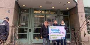 Klimaaktivitin Ellen Gerdes vor dem Amtsgericht Berlin Tiergarten