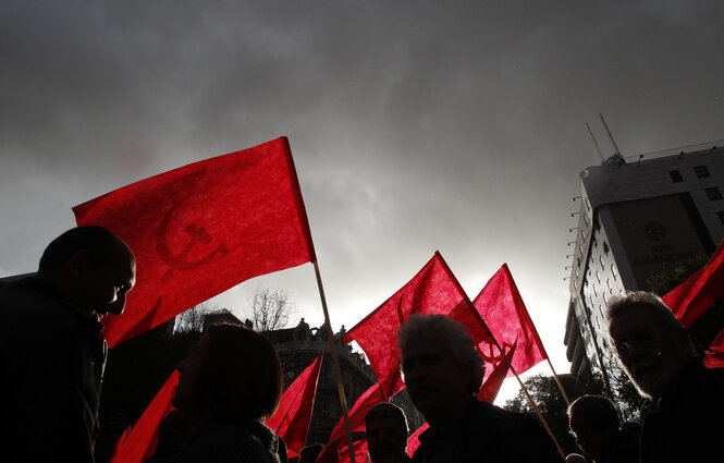 Rote Fahnen bei einer Demonstration.