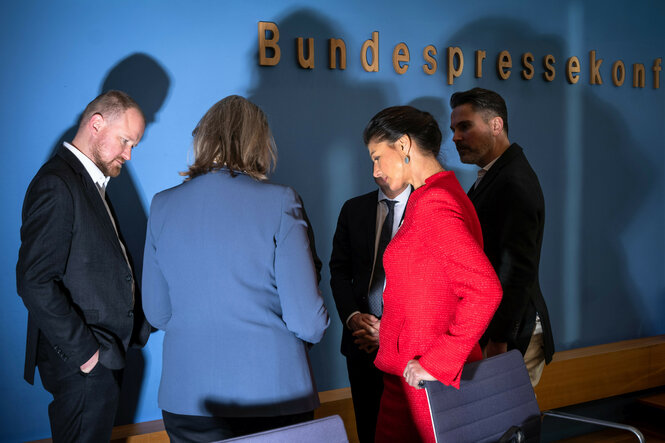 Pressekonferenz, unter anderem mit Sahra Wagenknecht.