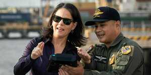 Außenministerin Annalena Baerbock spricht mit einem philippinischen Marinesoldaten
