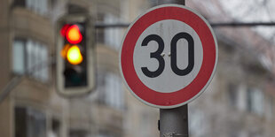 Ein Schild weist Autofahrer auf der Berliner Torstraße auf Tempo 30 hin