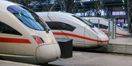 Drei ICE Fernzüge warten im Leipziger Hauptbahnhof.